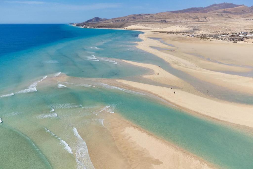 - une vue aérienne sur une plage avec l'océan dans l'établissement Los Majos Fuerteventura, à Tarajalejo