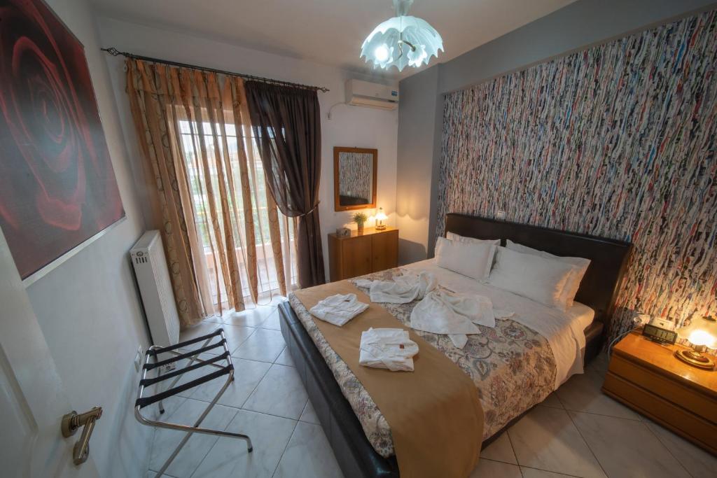 een slaapkamer met een bed met handdoeken erop bij Stella's Home in Glyka Nera