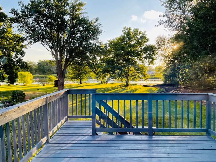 Chalet Waterfront Lake House! Kayaks, Lake View, Dog Friendly! (USA