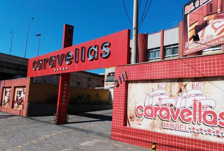 um edifício de tijolos vermelhos com um sinal para um restaurante em Caravellas Hotel no Rio de Janeiro