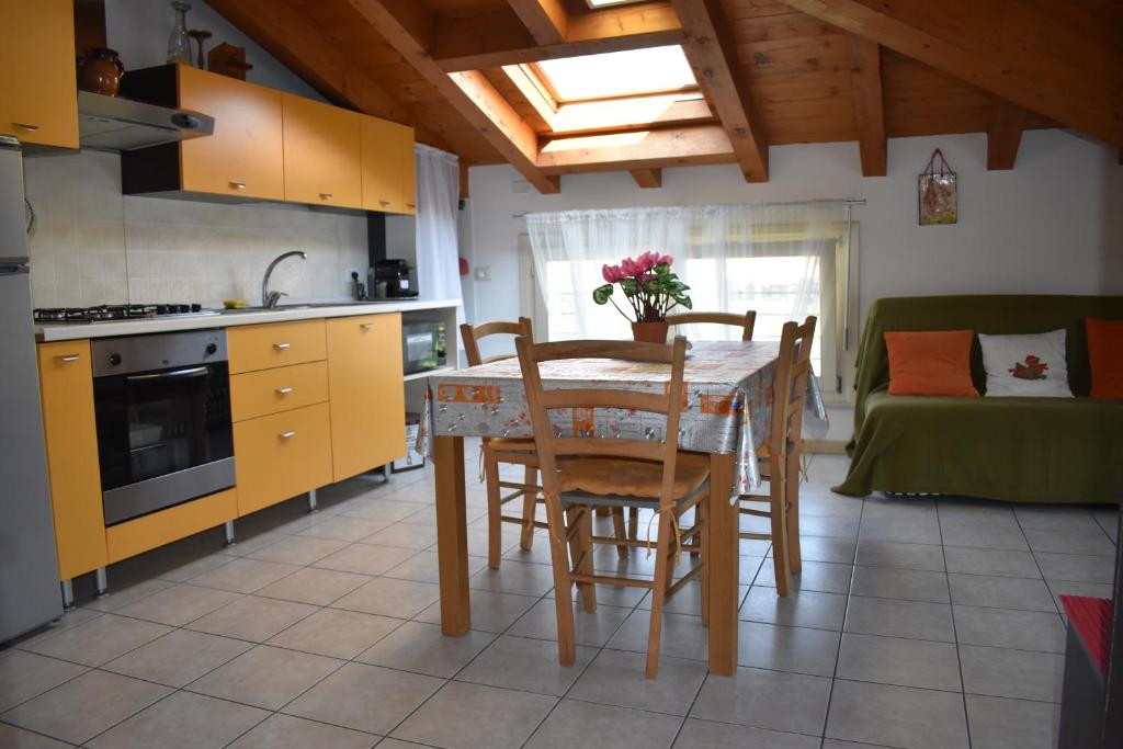 a kitchen and dining room with a table and chairs at Anna Appartamento Vacanze in Monticelli Brusati