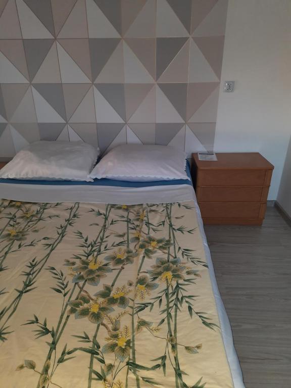 Un dormitorio con una cama con flores. en Pokoi dwuosobowy, en Wlodawa