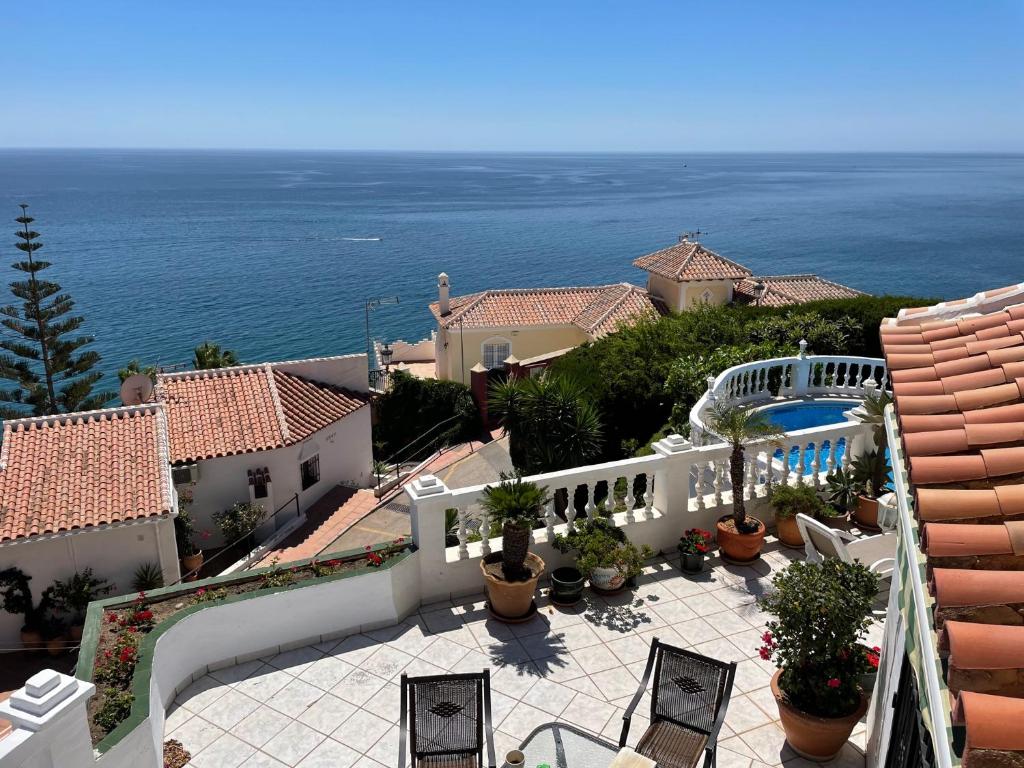 內爾哈的住宿－Villa Ladera Panorama - private heated pool，享有带庭院和大海美景的度假屋