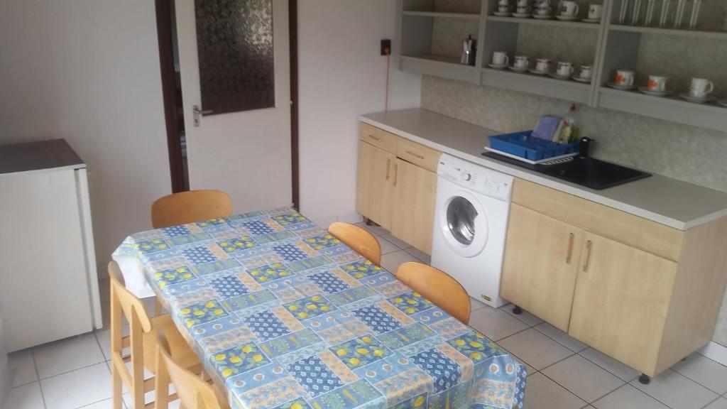 A kitchen or kitchenette at F 106 Vendégház