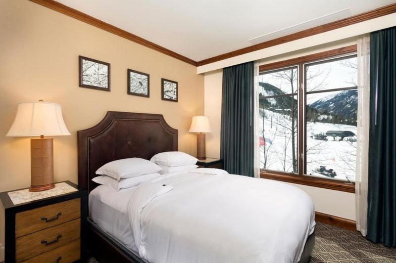 - une chambre avec un grand lit blanc et une fenêtre dans l'établissement Aspen Ritz-carlton 3 Bedroom Residence - Ski In, Ski-out, à Aspen