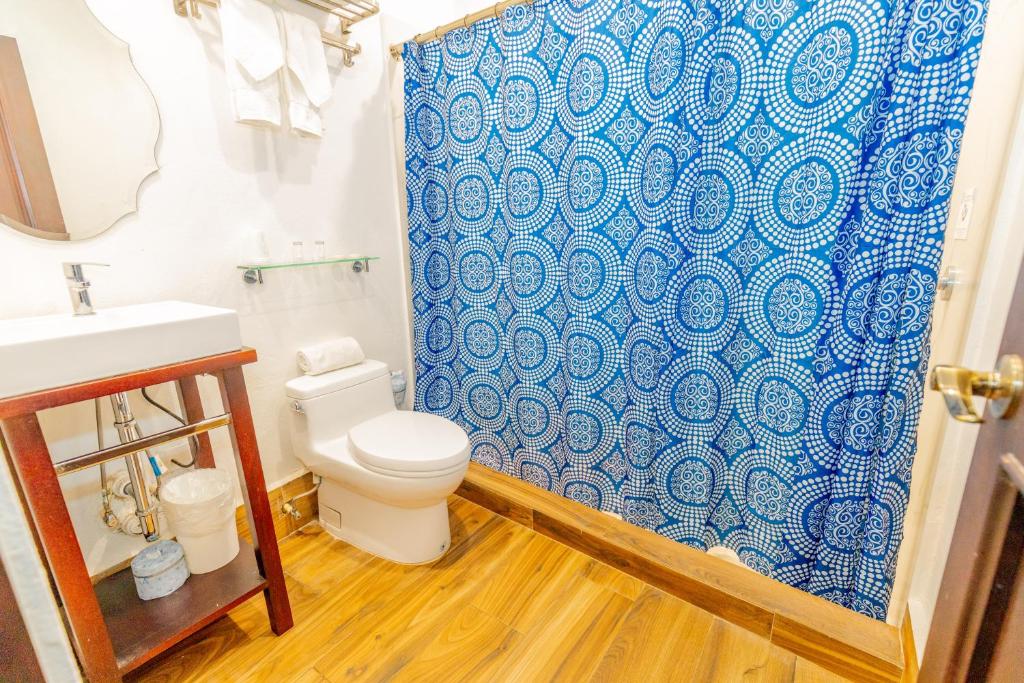 Koupelna v ubytování CasaBlanca Hotel