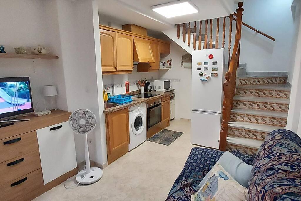 Kuchyň nebo kuchyňský kout v ubytování Bungalow Manuela en Santa Pola