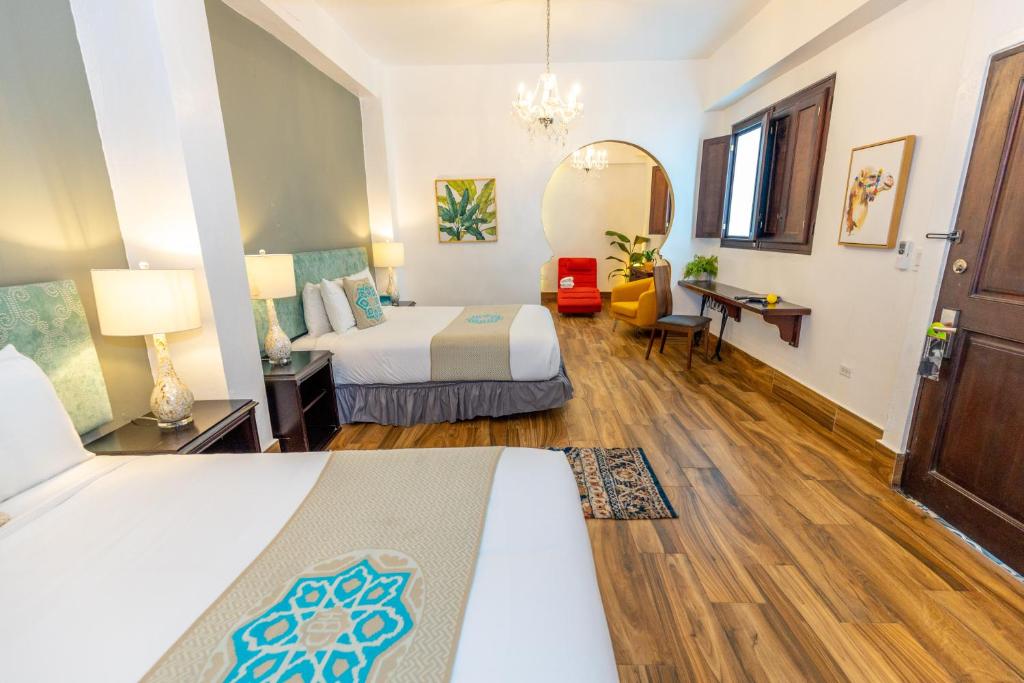 Postel nebo postele na pokoji v ubytování CasaBlanca Hotel