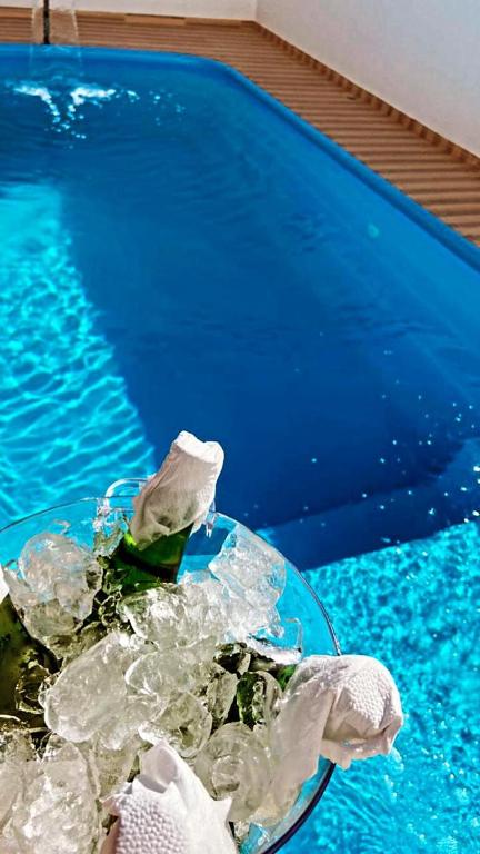 un montón de bolsas de plástico en una piscina en Pousada Praia Bela, en Maragogi