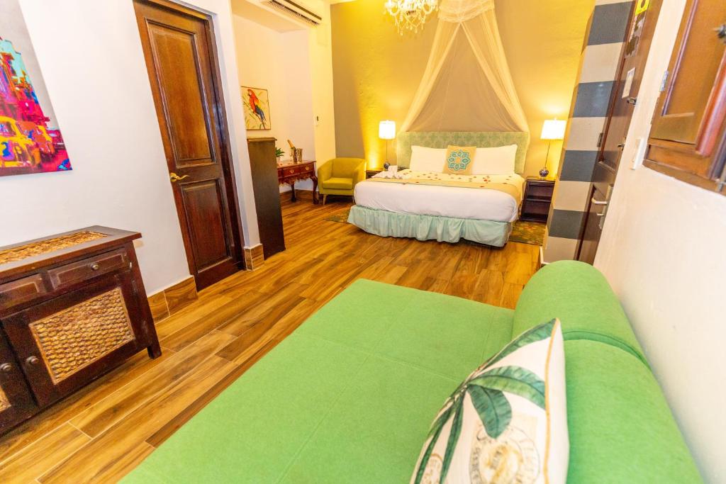 Postel nebo postele na pokoji v ubytování CasaBlanca Hotel
