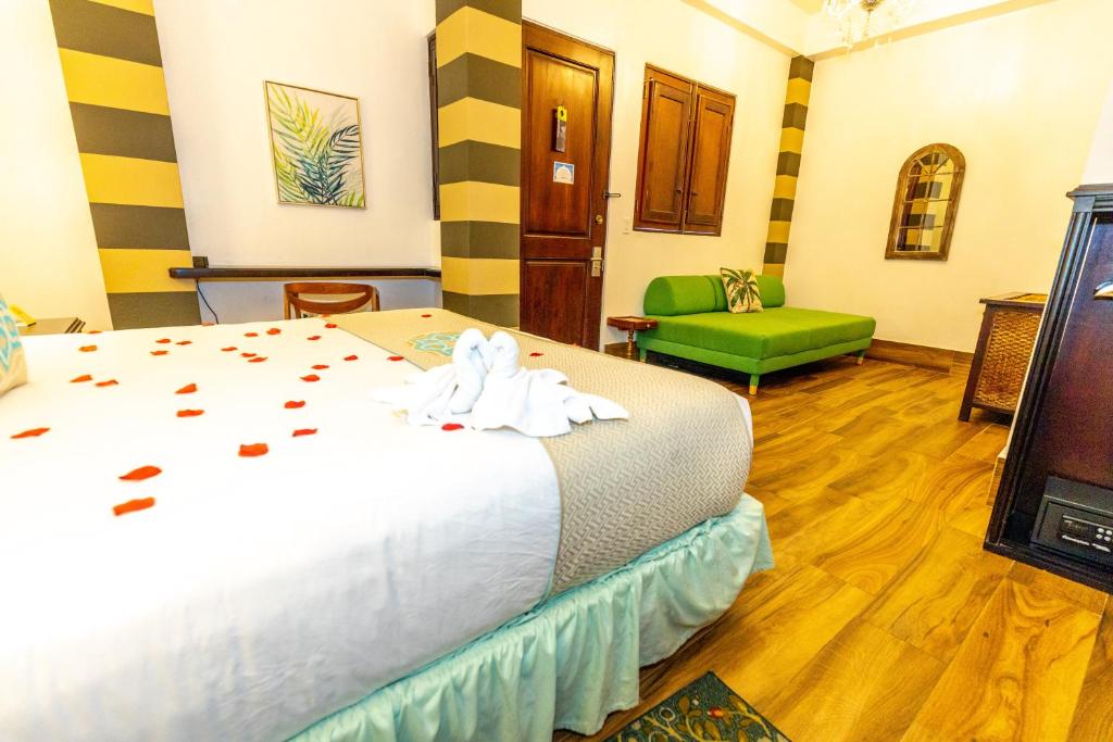 TV a/nebo společenská místnost v ubytování CasaBlanca Hotel
