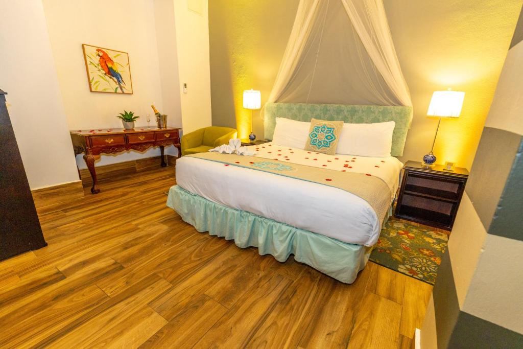 Postel nebo postele na pokoji v ubytování CasaBlanca Hotel