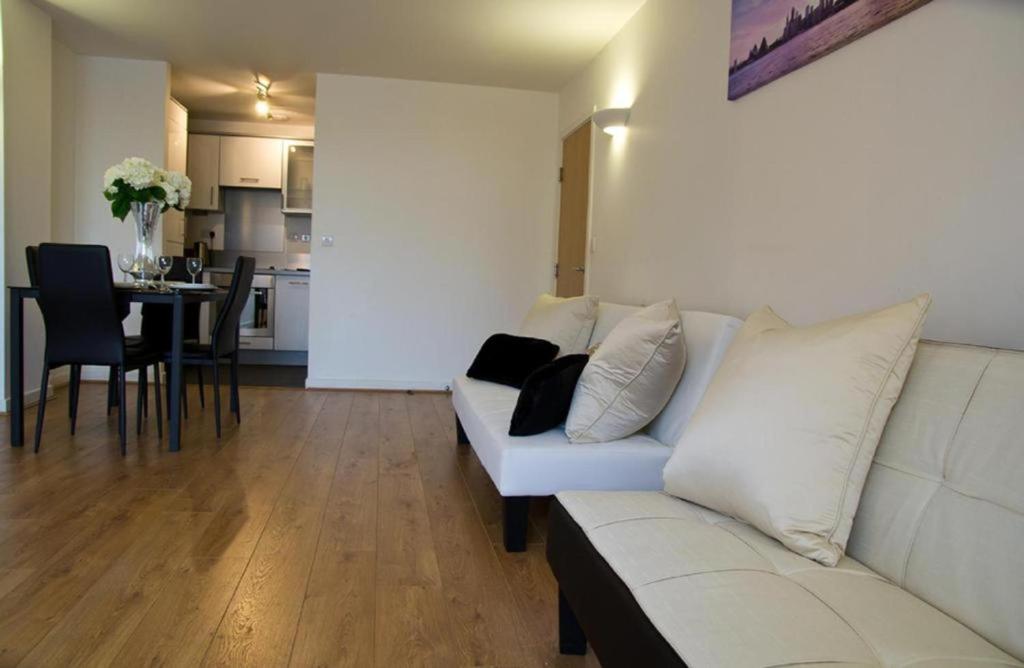 Impeccable 2-Bed Apartment in Brentwood - Housity