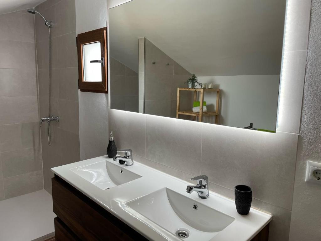 łazienka z białą umywalką i lustrem w obiekcie Casas Demi verhuurhuis w mieście Vélez Blanco