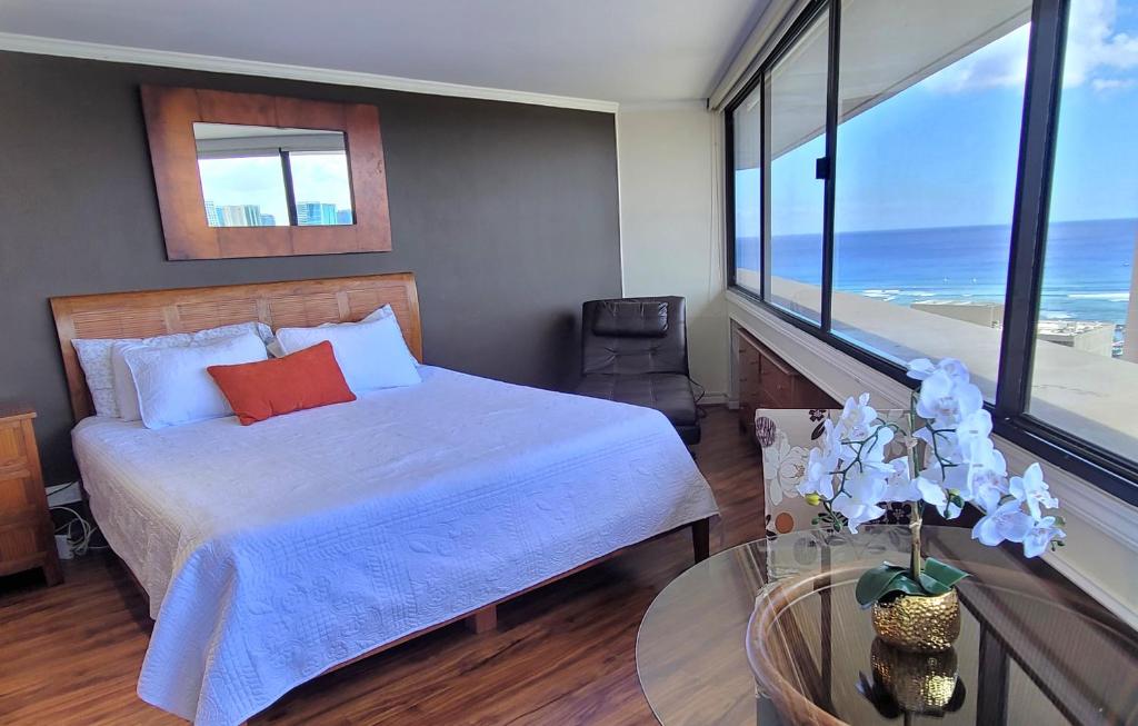 Spacious Studio w/ Parking, beach/mall/park - King Studio