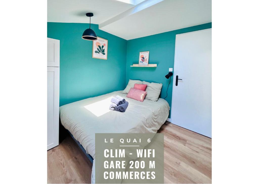 Schlafzimmer mit einem Bett mit blauer Wand in der Unterkunft LE QUAI 6 - Studio neuf CALME LUMINEUX - CLIM - WiFi - Gare à 200m in Agen