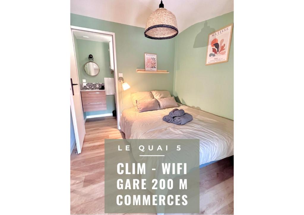 - une chambre avec un lit et une lampe pendant dans l'établissement LE QUAI 5 - Studio NEUF CALME - CLIM - WiFi - Gare à 200m, à Agen