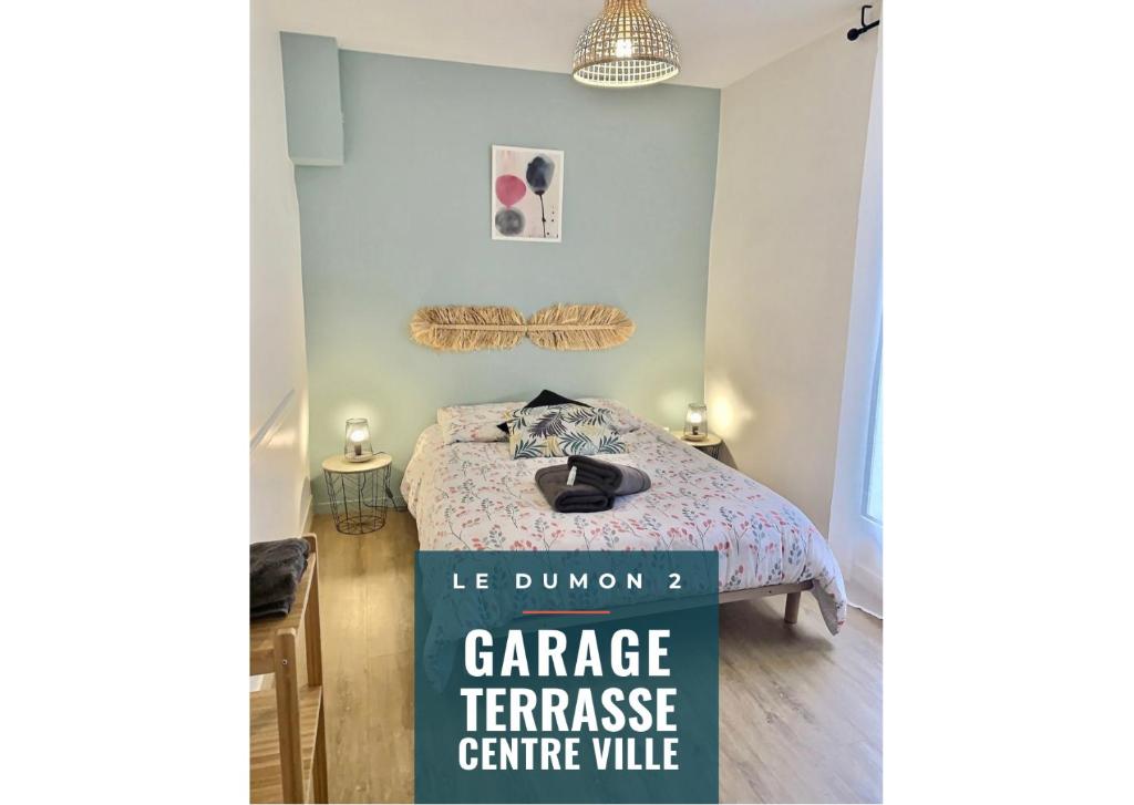 una señal frente a una cama en una habitación en LE DUMON 2 - T2 avec GARAGE - TERRASSE - WiFi - Gare à 200m, en Agen