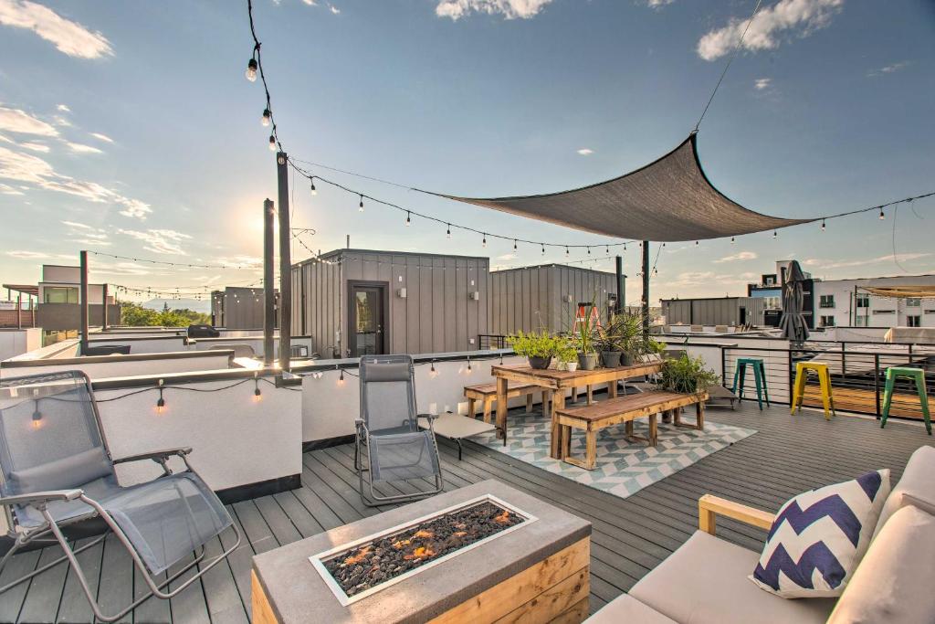 Casa o chalet Walkable Denver Home with Rooftop Deck and Grill! (EE.UU