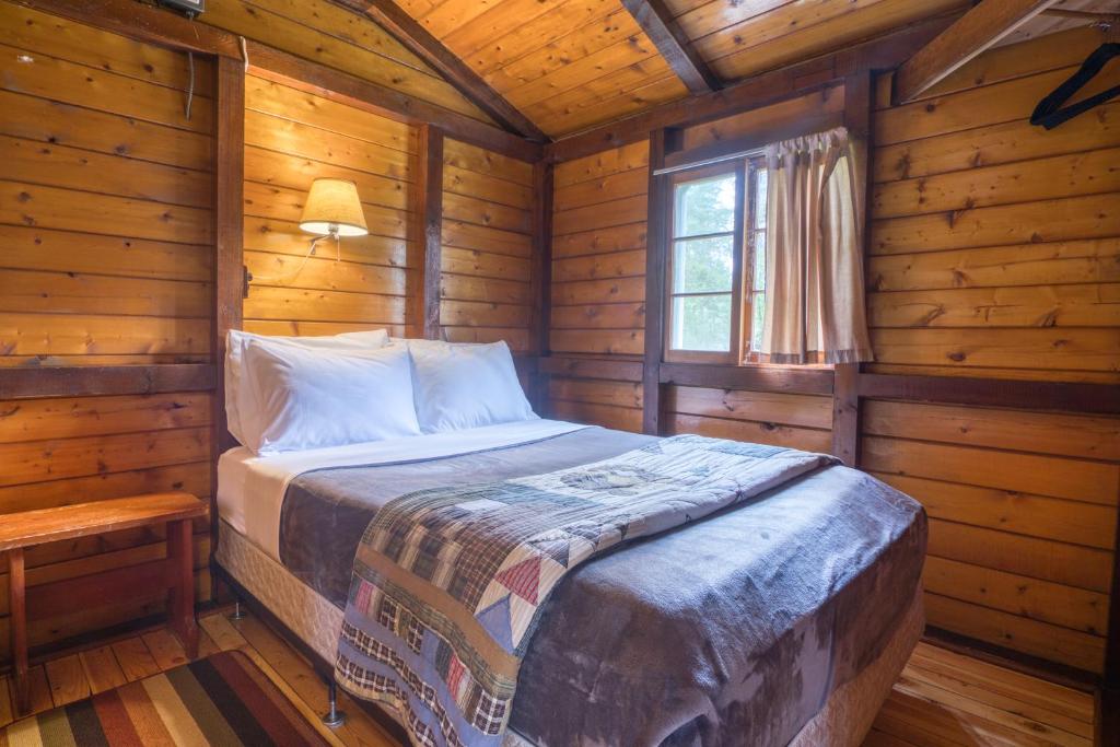 Rúm í herbergi á Timbers Resort