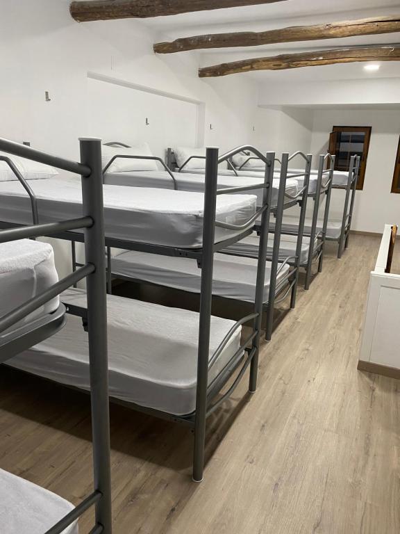 מיטה או מיטות קומותיים בחדר ב-Albergue y Gelateria il nonno