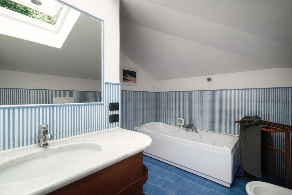Kúpeľňa v ubytovaní I D'A Charming Penthouse - LAKE VIEW- Como- House-130 mt-2 double bedrooms and 2 double bathrooms a spacious living room-Full equipped kitchen-Private garden and terrace-Private covered parking
