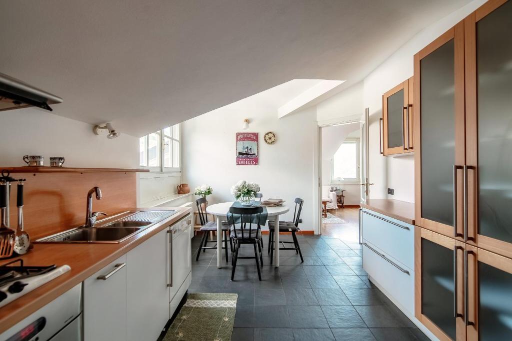 Kuchyňa alebo kuchynka v ubytovaní I D'A Charming Penthouse - LAKE VIEW- Como- House-130 mt-2 double bedrooms and 2 double bathrooms a spacious living room-Full equipped kitchen-Private garden and terrace-Private covered parking