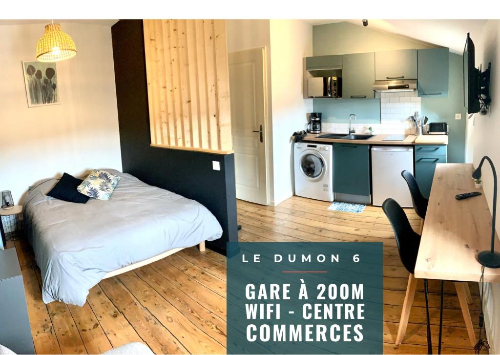 mały pokój z łóżkiem i kuchnią w obiekcie LE DUMON 6 - Studio NEUF CALME - WiFi - GARE 200m w mieście Agen