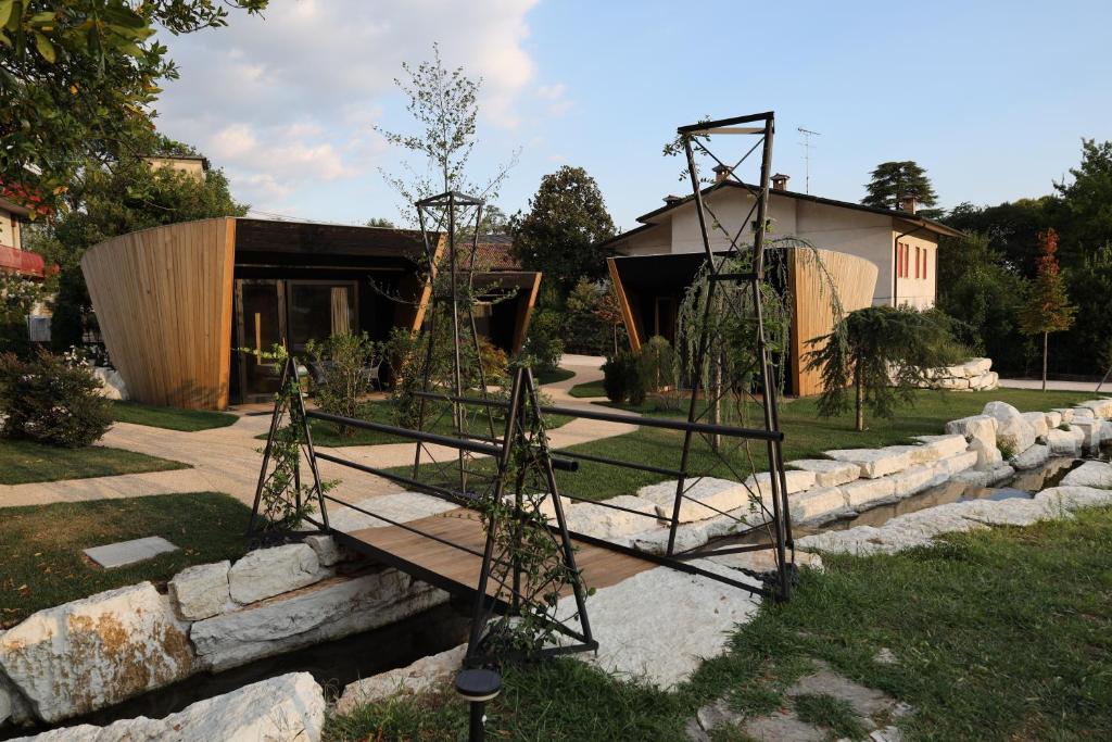 un jardín con columpio frente a una casa en Roggia dei Cedri, en Valdobbiadene