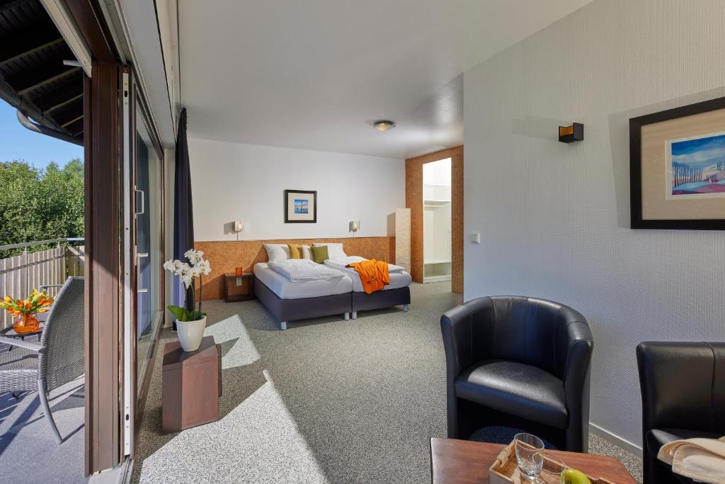 - un salon avec un lit et un balcon dans l'établissement Smart-Living, à Winterberg