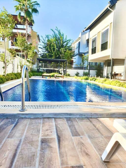 Het zwembad bij of vlak bij Eine wunderschöne Wohnung mit Pool und Garten