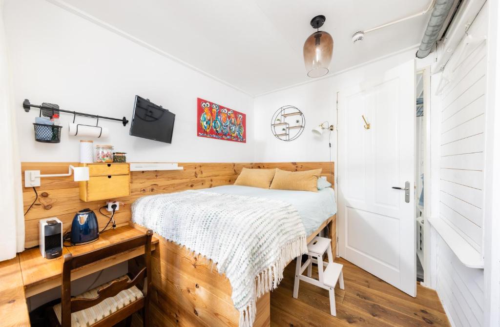 a bedroom with a bed and a desk at The Cabin at Zwolle Centraal in Zwolle