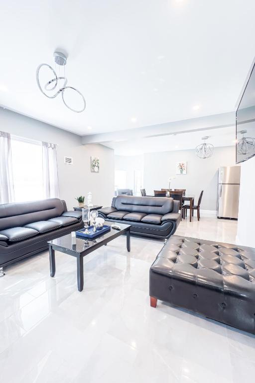 Posezení v ubytování Group Friendly 6BR Near Aquarium & Niagara Falls