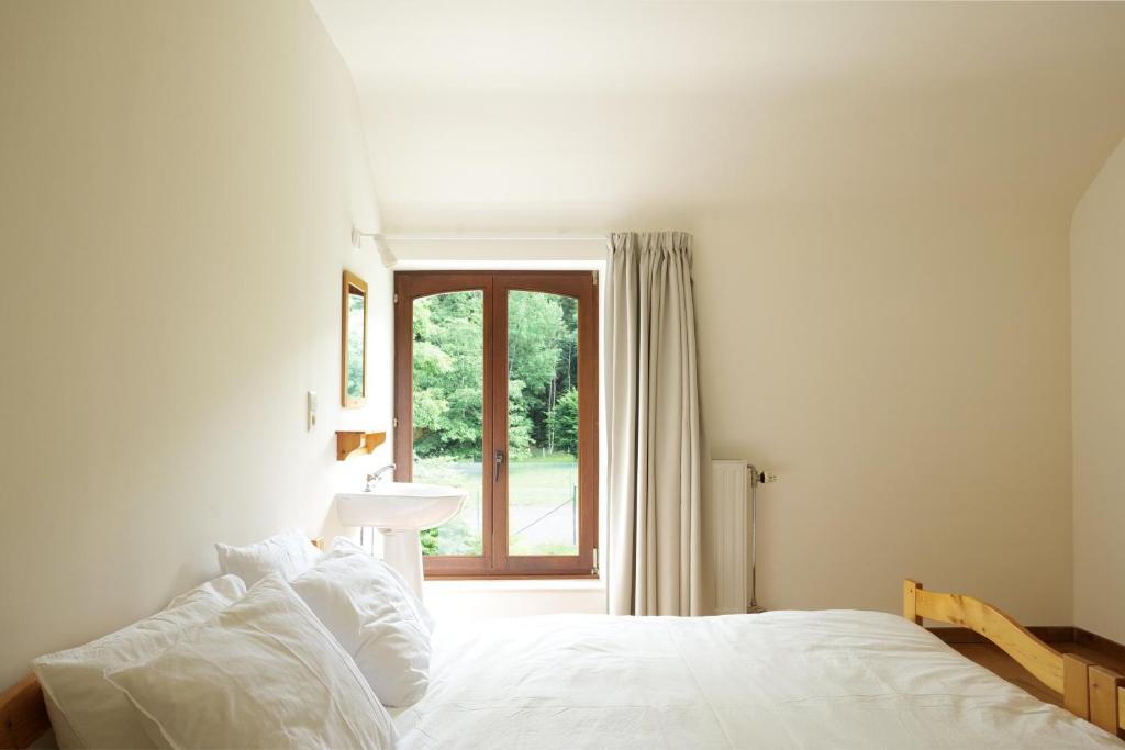 Postel nebo postele na pokoji v ubytování Petit château de Beauplateau
