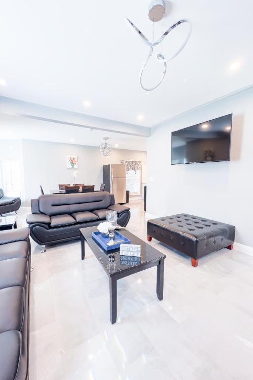 TV a/nebo společenská místnost v ubytování Group Friendly 6BR Near Aquarium & Niagara Falls
