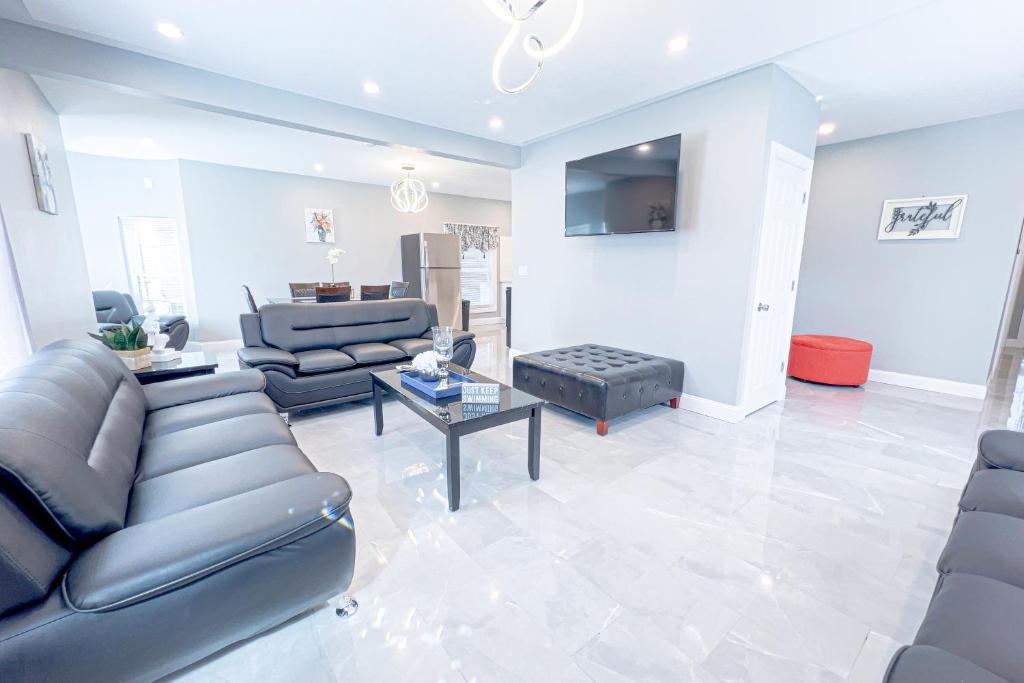 TV a/nebo společenská místnost v ubytování Group Friendly 6BR Near Aquarium & Niagara Falls