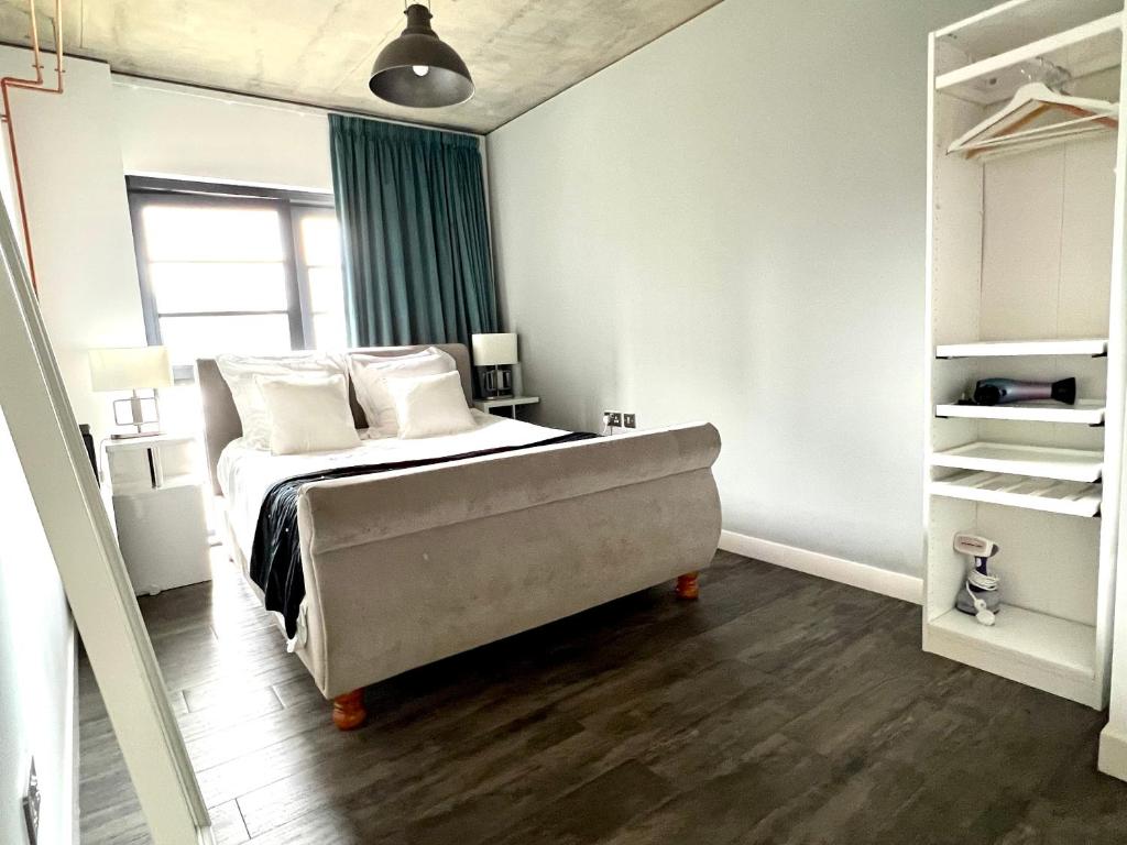 Un dormitorio con una cama grande y una ventana en Hotel Apartment Two Bedroom Ferrum Wembley Park, en Londres