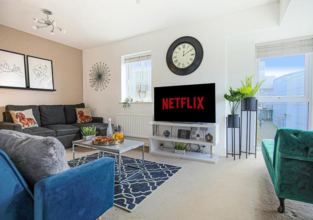 TV a/nebo společenská místnost v ubytování Spacious House - Close to City Centre - Free Parking, Fast Wifi, Smart TVs with Netflix by Yoko Property
