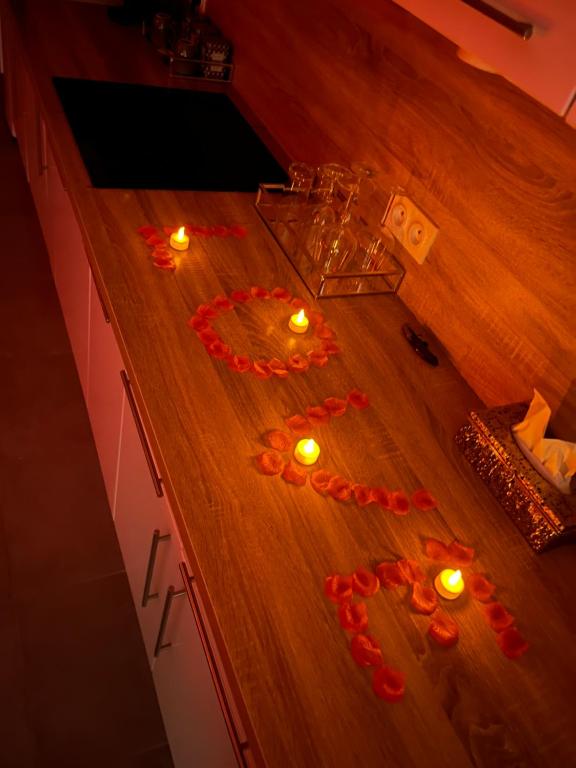 a wooden counter with candles and flowers on it at Nid’Ange in Piolenc