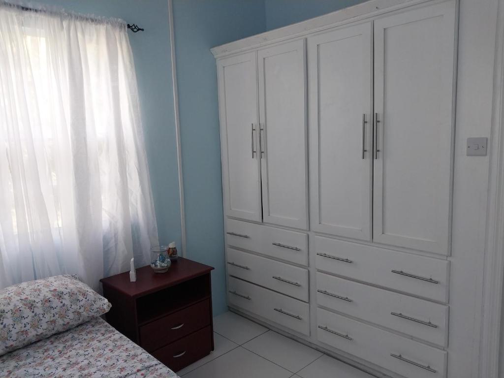 Postel nebo postele na pokoji v ubytování Avocado Suites
