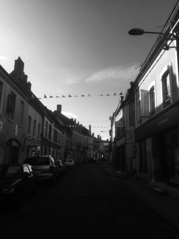une photo en noir et blanc d'une rue avec des bâtiments dans l'établissement Appartement 1 chambre, à Pouilly-sur-Loire