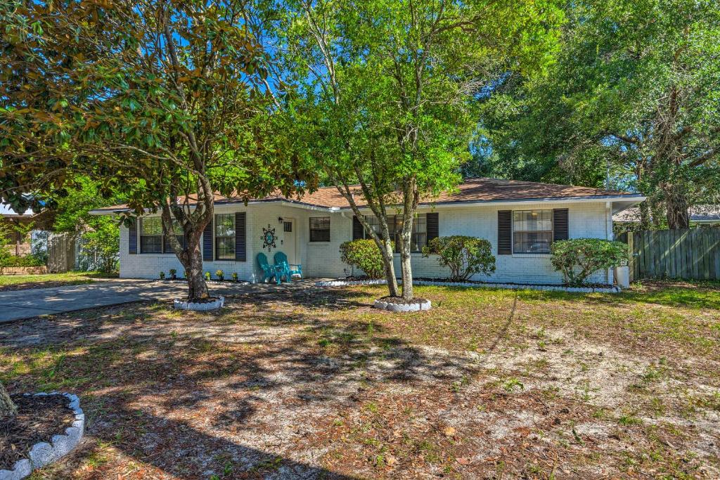 een huis met twee bomen in een tuin bij Stellar Fort Walton Retreat about 2 Mi to Beach! in Fort Walton Beach