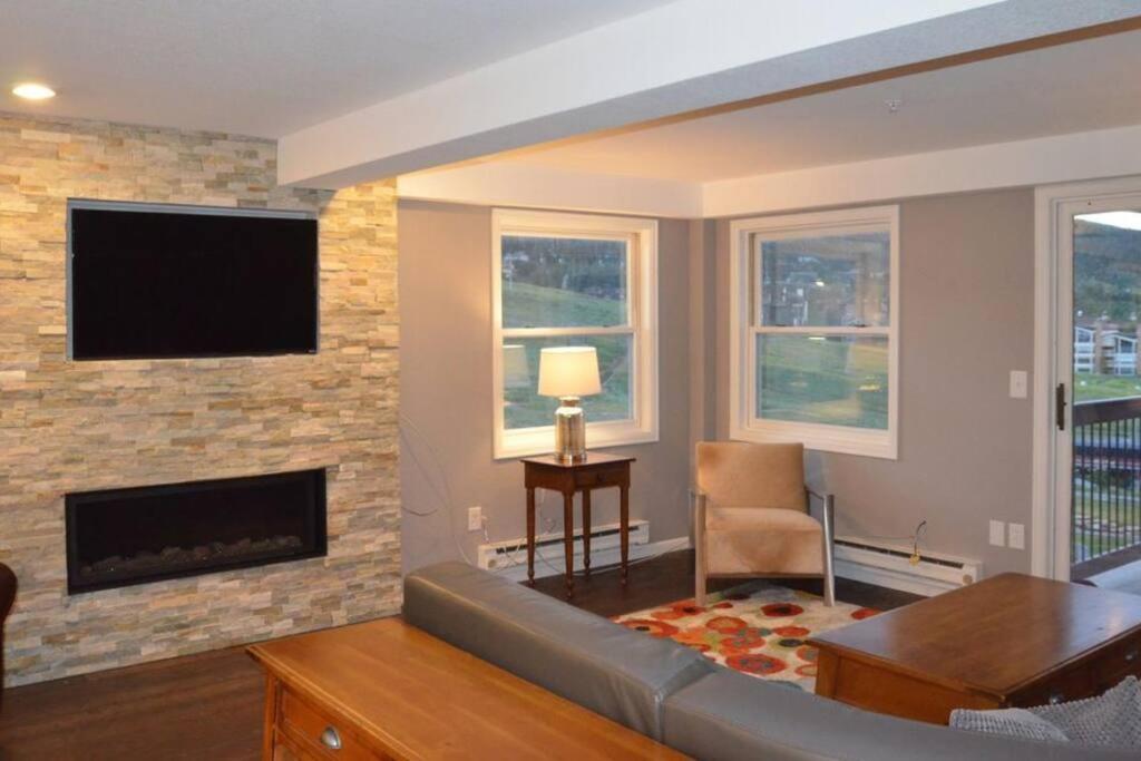 uma sala de estar com um sofá e uma lareira em True Ski-in Ski-Out Luxury 3bd with huge views em Steamboat Springs