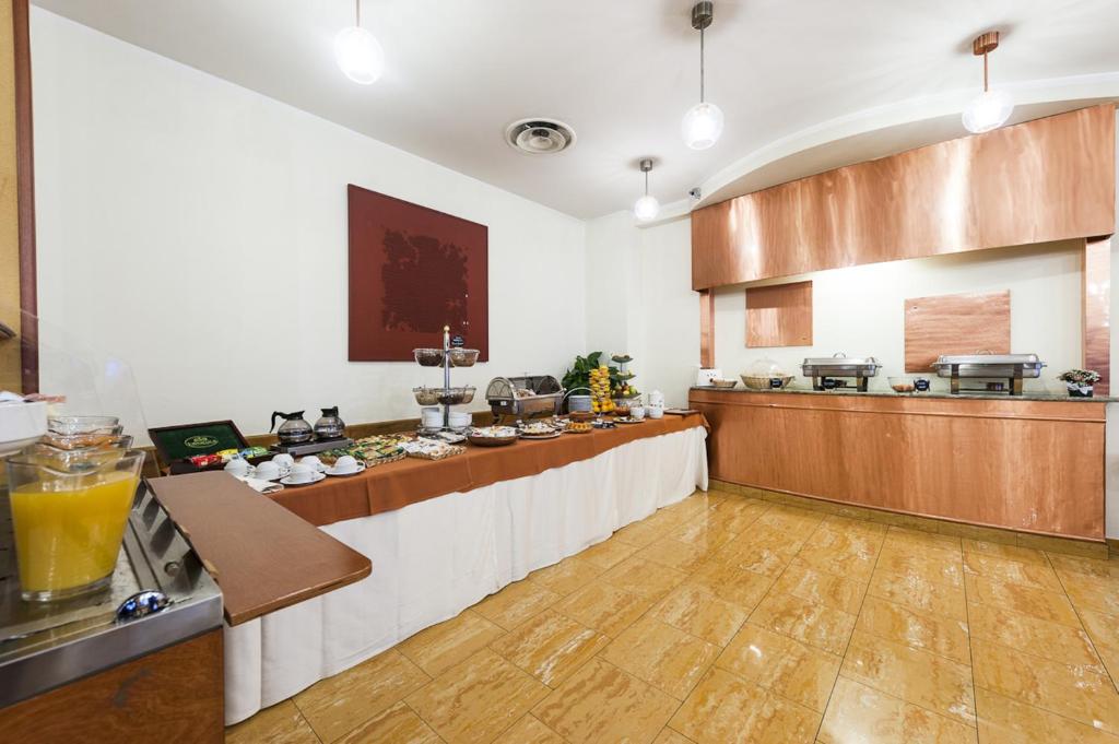 Kuchyň nebo kuchyňský kout v ubytování Millennium Gold Hotel