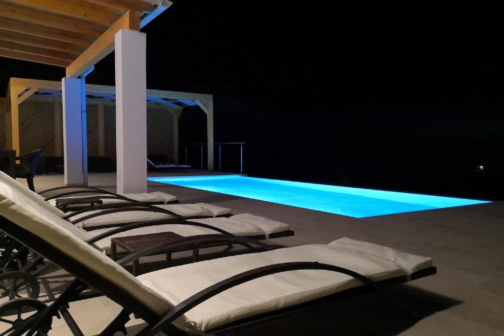 Bazén v ubytování Sunset Sea View Villa 9 nebo v jeho okolí