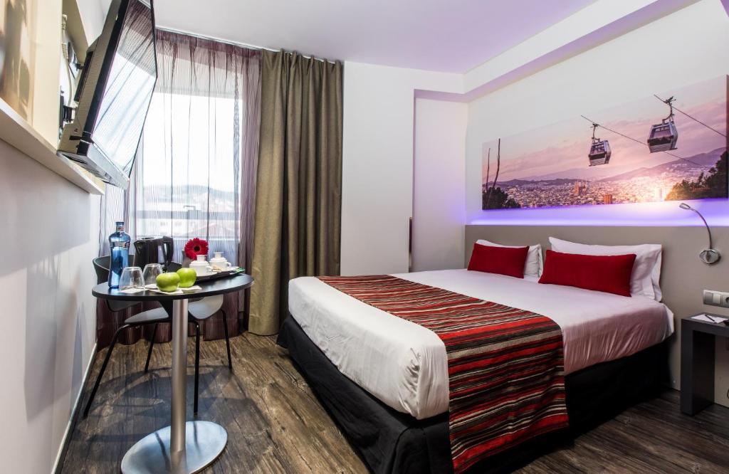 um quarto de hotel com uma cama e uma mesa em Leonardo Boutique Hotel Barcelona Sagrada Familia em Barcelona