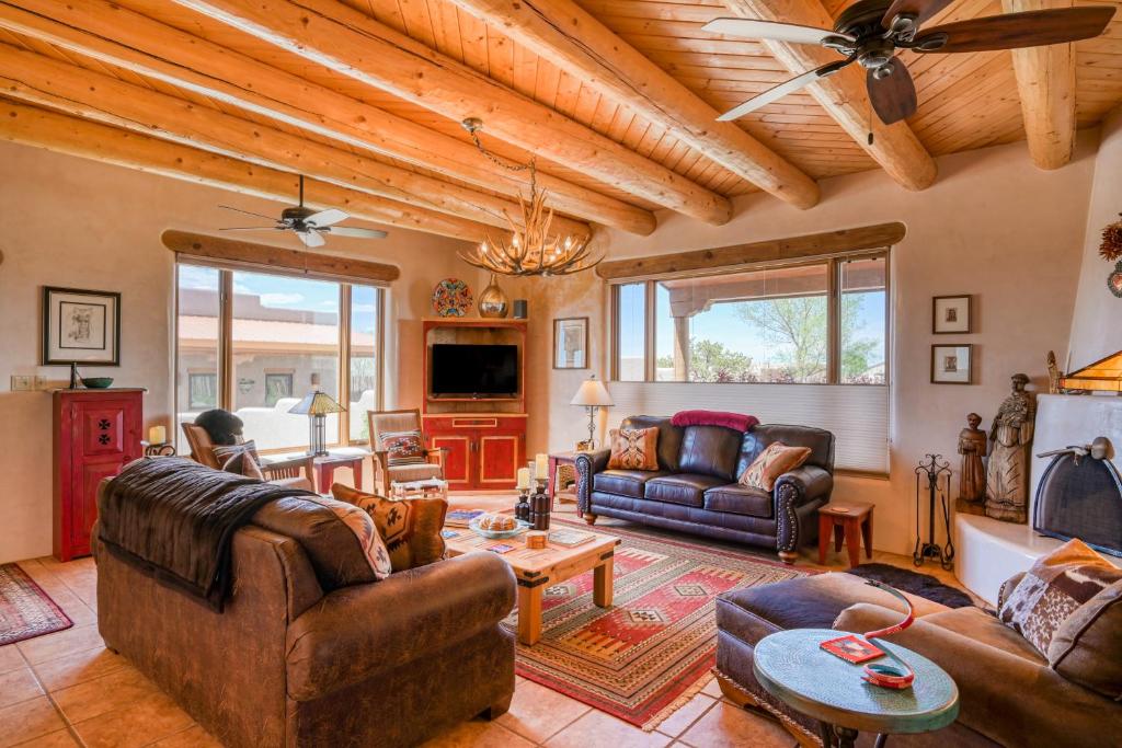 uma sala de estar com mobiliário de couro e um tecto de madeira em Casa Olufsen em Taos