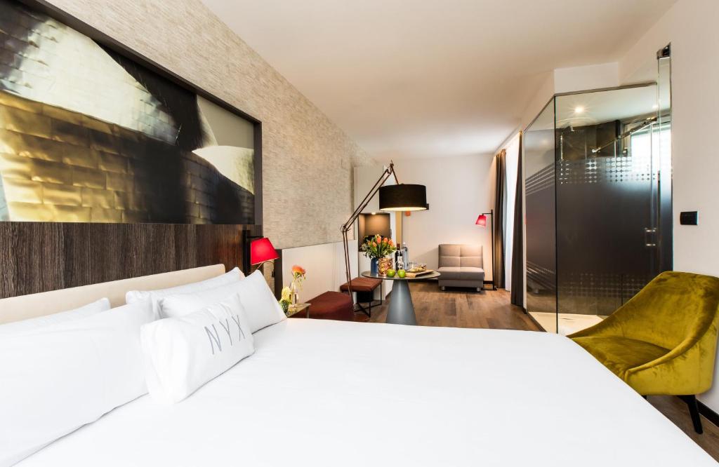 Postel nebo postele na pokoji v ubytování NYX Hotel Bilbao by Leonardo Hotels