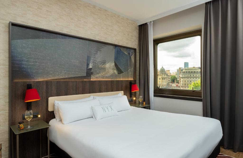 Postel nebo postele na pokoji v ubytování NYX Hotel Bilbao by Leonardo Hotels