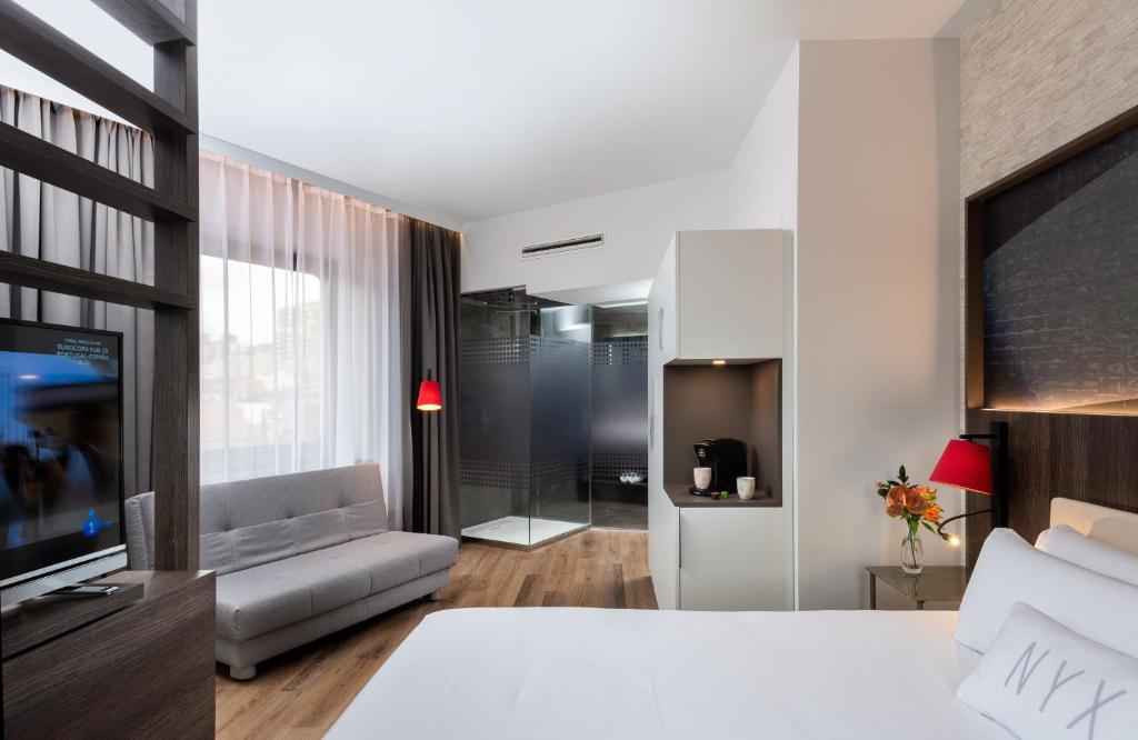 Postel nebo postele na pokoji v ubytování NYX Hotel Bilbao by Leonardo Hotels